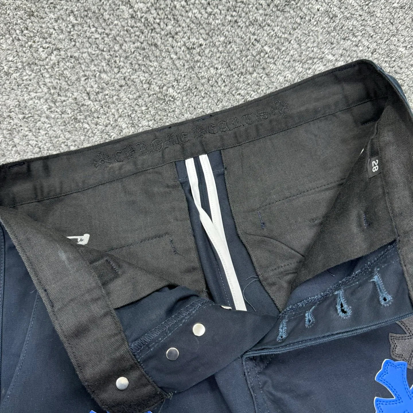 P260 model number: H852 ChromeHearts & ChromeHearts Black Basket Casual Pants Jeans Original hardware accessories washed and other hanging tags, QR code analysis is from the original factory, high degree of restoration, you are welcome to compare with a certain product ~ Three-dimensional version Loose and comfortable, not picky about body shape Make you taller and slimmer Seiko factory Original quality control Same style for men and women Can be matched with couples Versatile recommendation Necessary jeans for all seasons Hipsters have been disappointed From the quality selection of fabrics, the tailoring of details, and the matching of patterns, everything is impeccable! The upper body is so handsome when worn...it can be easily worn by men, women and children! The craftsmanship is made of heavy-duty washed pure cotton denim fabric. After washing, it is soft and thick. It is very stylish when worn on the body. Size: 28, 30, 32, 34, 36 (S-XXL) Color: Navy Blue